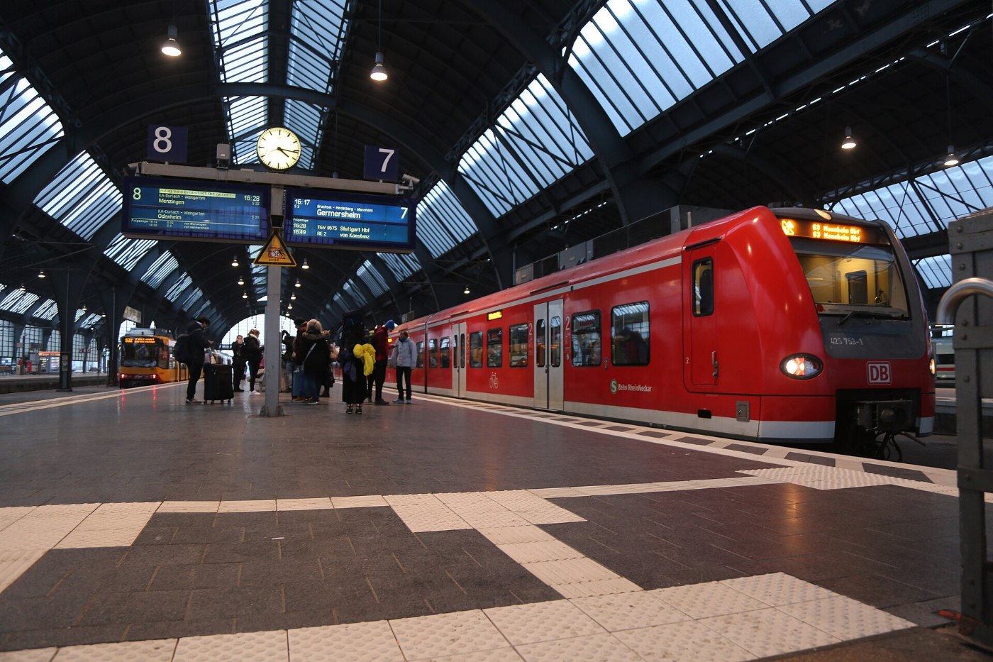 S Bahn Karlsruhe und S Bahn Rhein Neckar am Karlsruher Hauptbahnhof