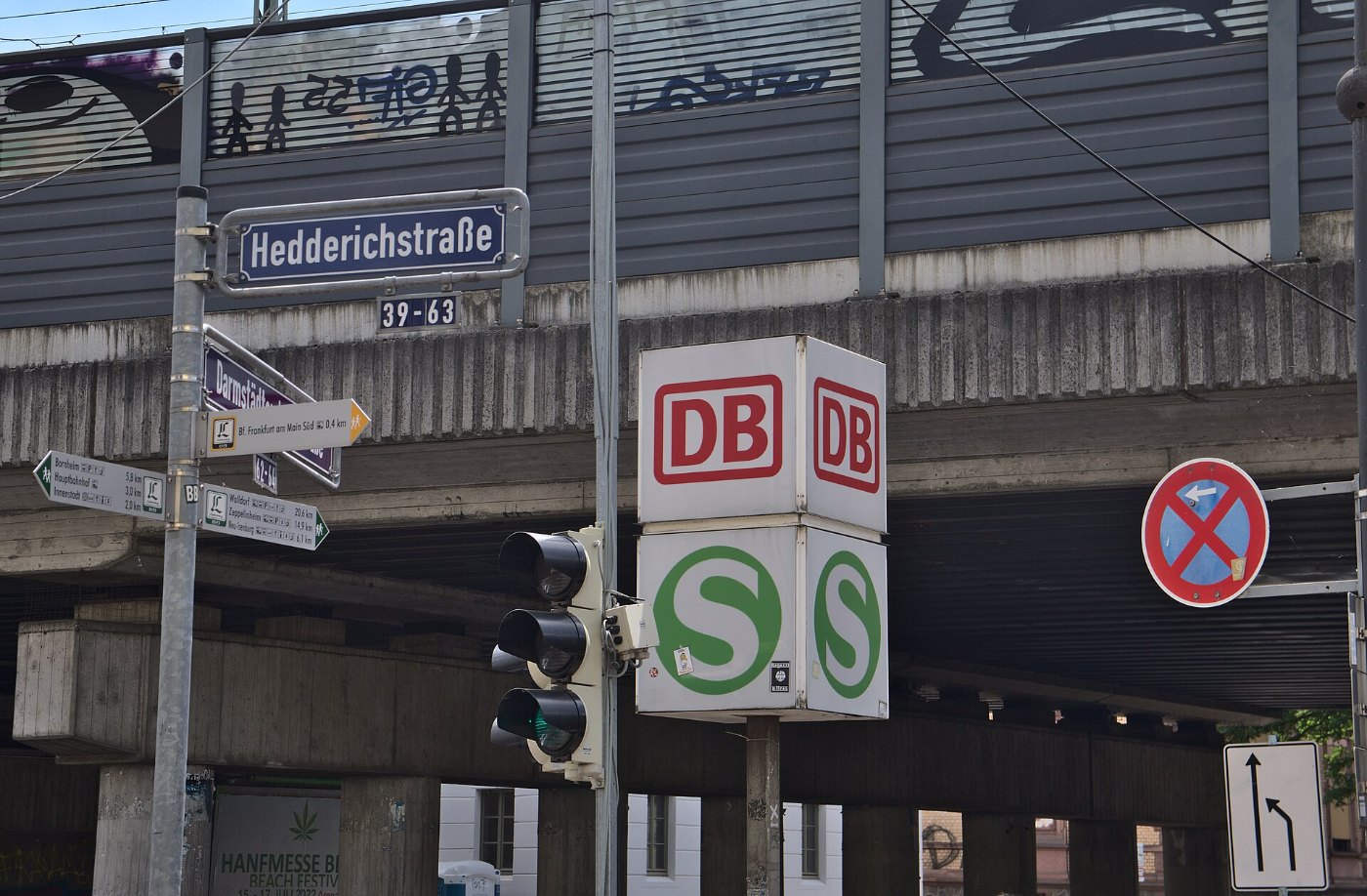DB and S Bahn sign next to the entrance to the Frankfurt Lokalbahnhof S 