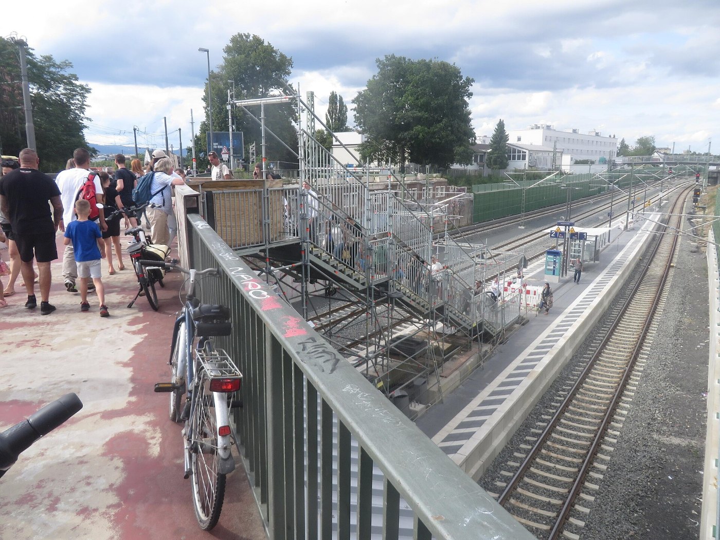Frankfurt Eschersheim S Bahn von Maybachbruecke gesehen LWS0720
