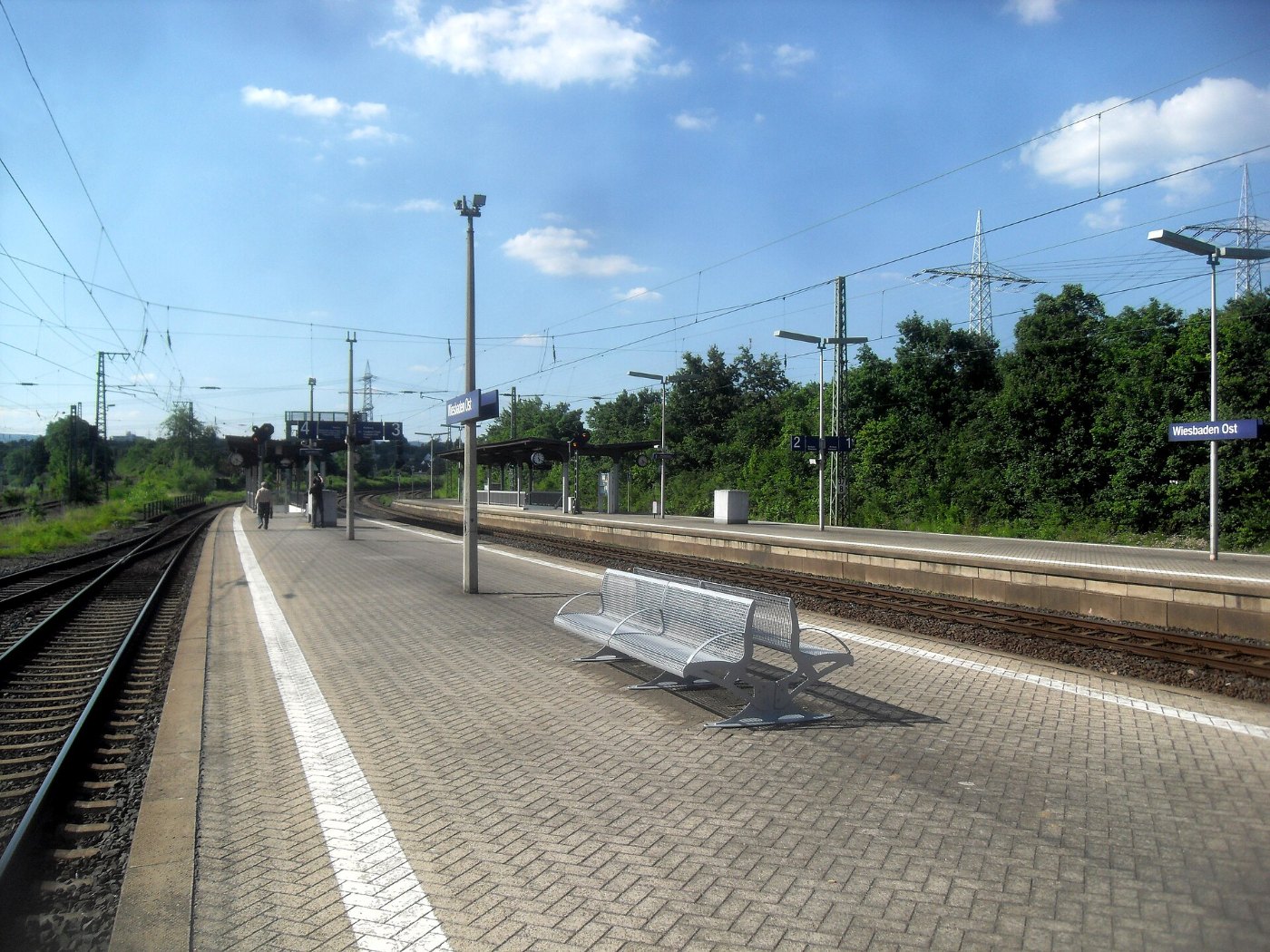 Wiesbaden Bahnhof Wiesbaden Ost auf Bahnsteig zu Gleis 4 Richtung Wiesba