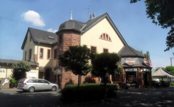 Wiesbaden Bahnhof Wiesbaden Ost Bahnhofsvorplatz mit Bahnhofsgebäude von