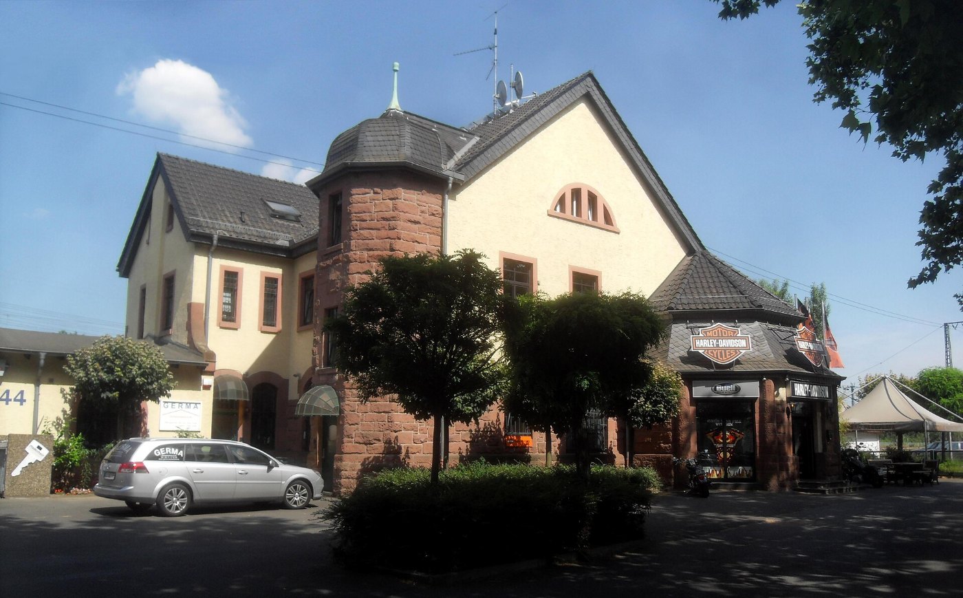 Wiesbaden Bahnhof Wiesbaden Ost Bahnhofsvorplatz mit Bahnhofsgebäude von