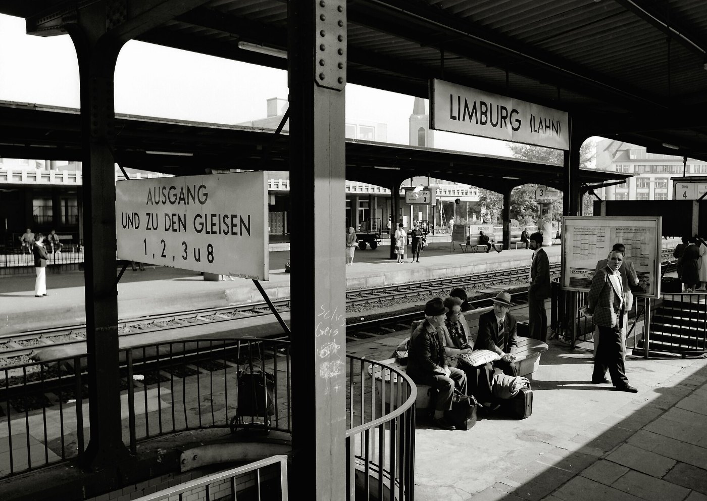 Bahnsteigszene im Bahnhof Limburg (Lahn)