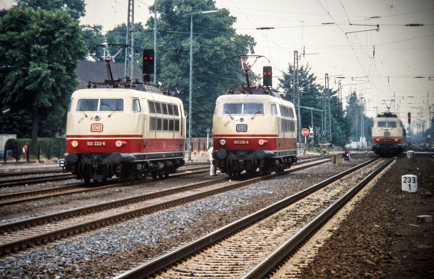 Drei Elektrolokomotiven der Baureihe 103 im Bahnhof Bremen Hemelingen