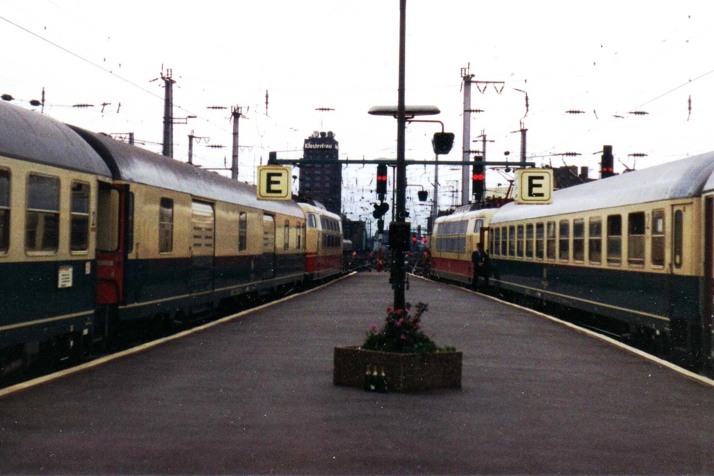 Elektrolokomotiven der Baureihe 103 im Hauptbahnhof Köln