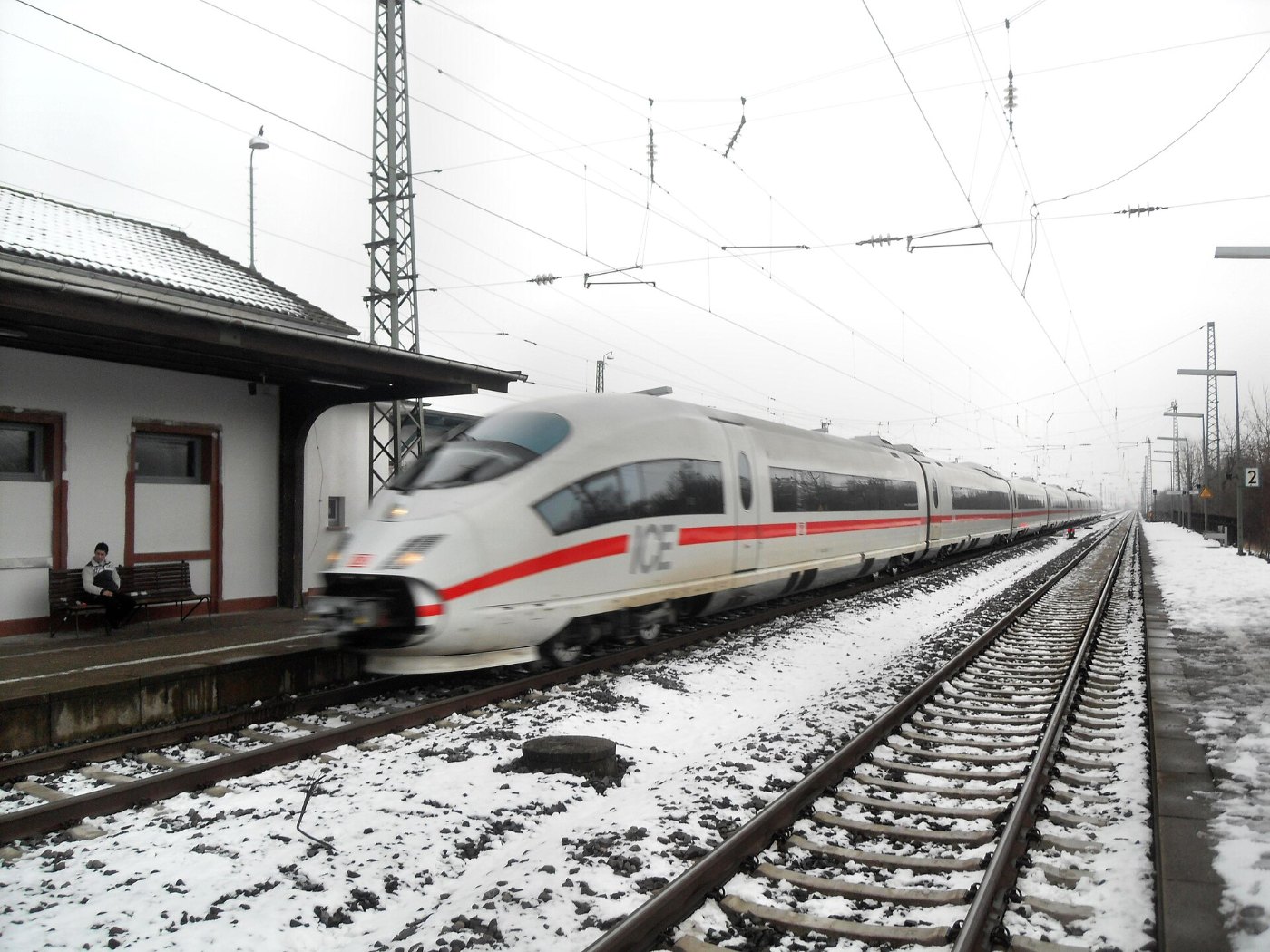 Guntersblumer Bahnhof auf Bahnsteig Richtung Worms Richtung Worms (ICE A