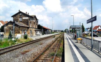 Worms Pfeddersheimer Bahnhof auf Bahnsteig zu Gleis 2 Richtung Worms Hau