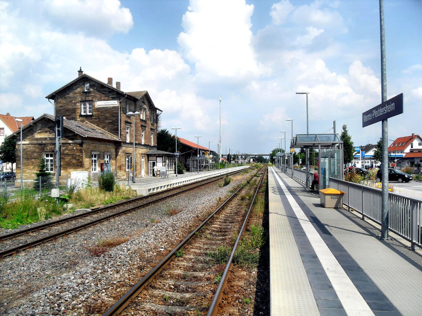 Worms Pfeddersheimer Bahnhof auf Bahnsteig zu Gleis 2 Richtung Worms Hau