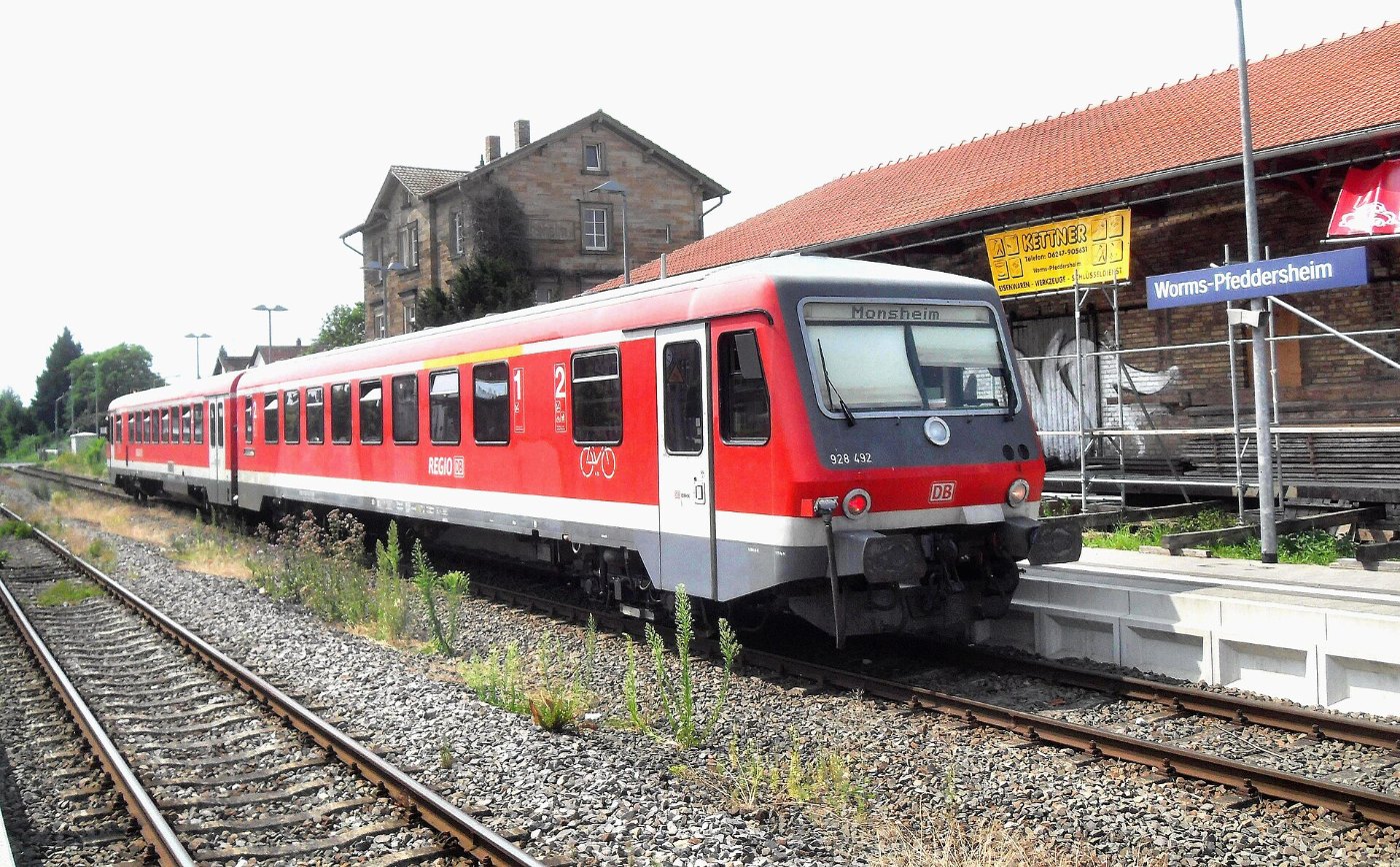 Worms Pfeddersheimer Bahnhof auf Bahnsteig zu Gleis 2 Richtung Bingen am