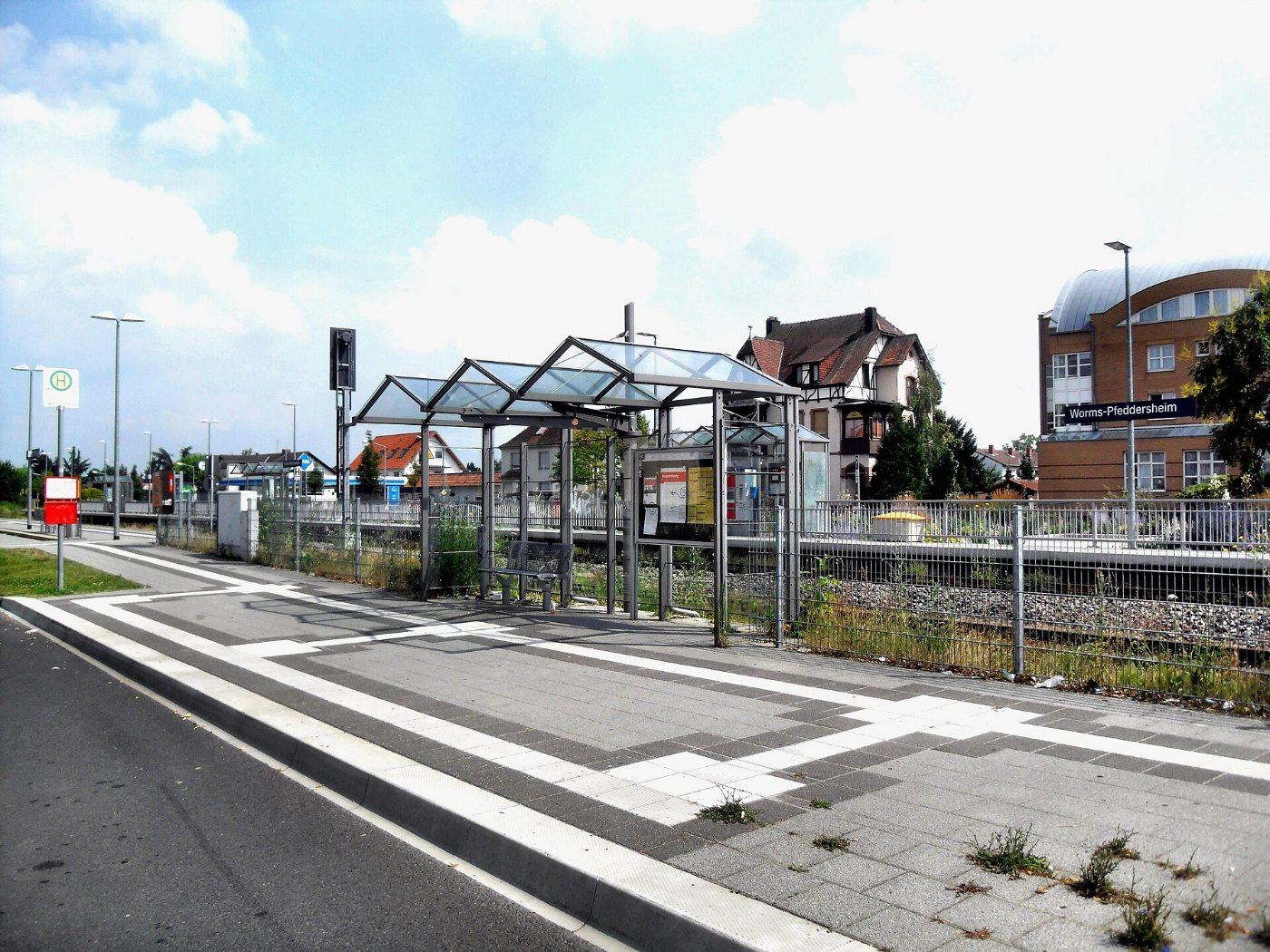 Worms Pfeddersheimer Bahnhof Bushaltestelle von Bahnhofsvorplatz aus 30.