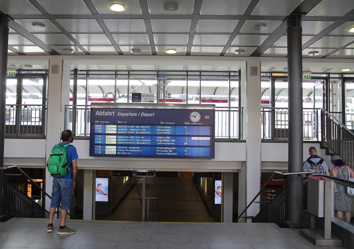 Bahnhof Kaiserslautern zu den Bahnsteigen LWEOS0114a