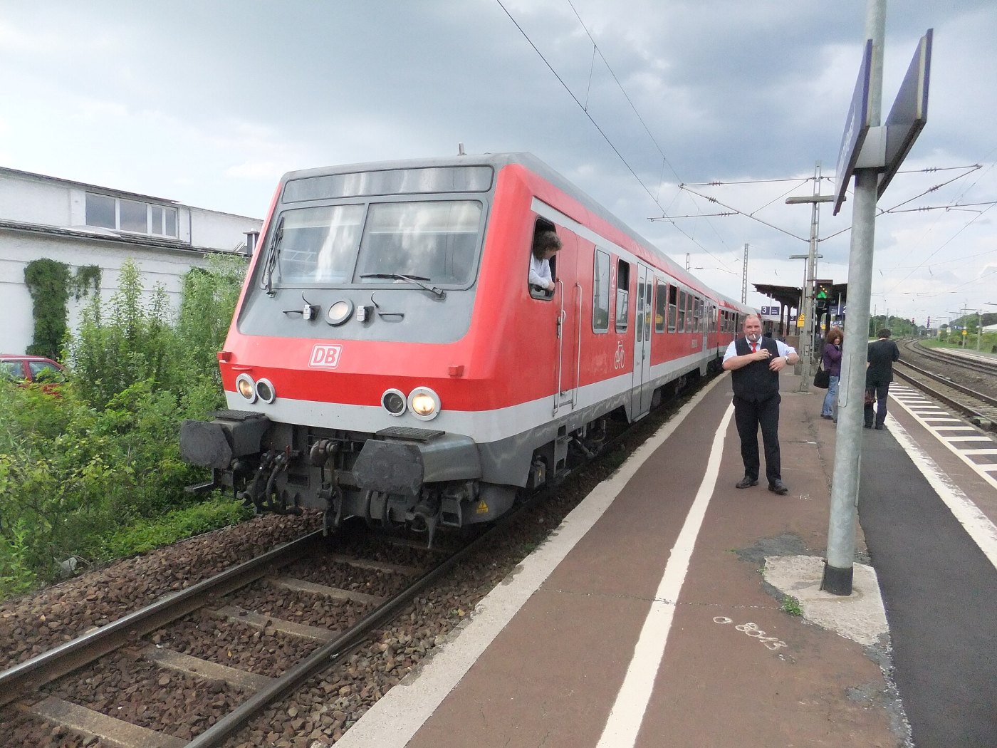 Bickenbacher (Bergstraße) Bahnhof auf Bahnsteig zu Gleis 3 Richtung Fran