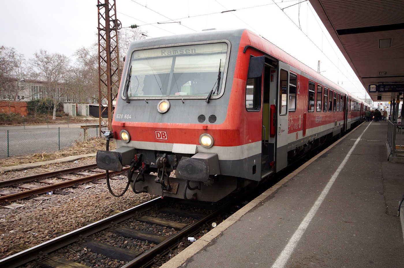 Frankenthaler (Pfalz) Hauptbahnhof auf Bahnsteig zu Gleis 3 Richtung Mai