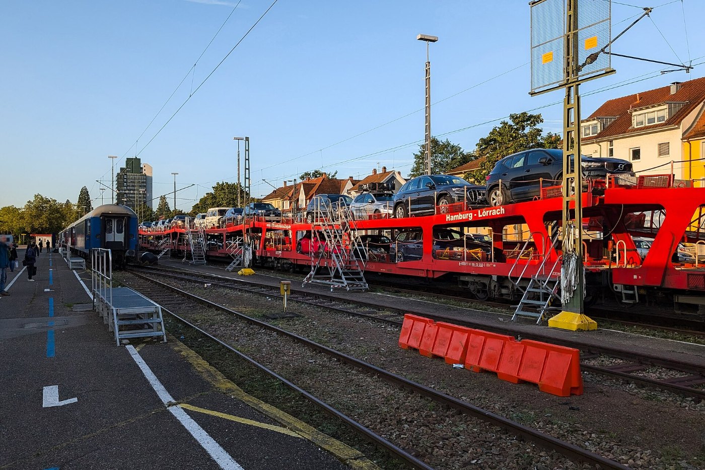 Deutschland BTE Autoreisezug Lörrach Güterbahnhof ARZ DDm Entladung Bahn