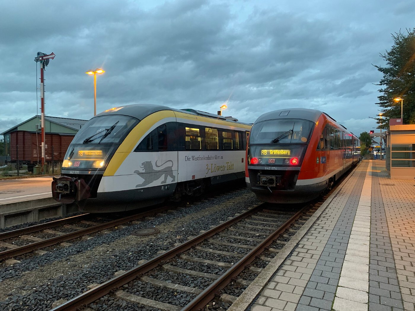 Triebwagen der Baureihe 642 im Bahnhof Eschenau