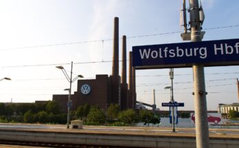 Wolfsburg Hauptbahnhof • Bahnhofsschild und VW Werk