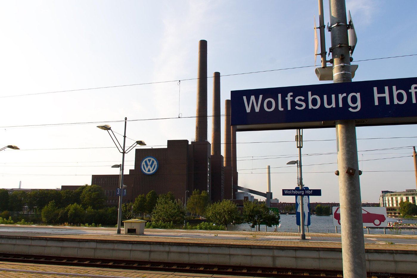 Wolfsburg Hauptbahnhof • Bahnhofsschild und VW Werk