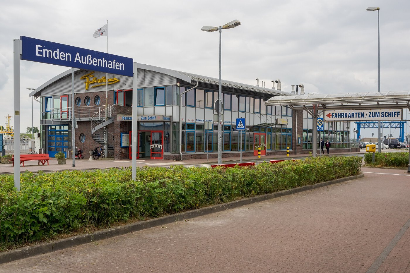 Bahnhof Emden Außenhafen und Fährhaus der Borkumfähre (2024)