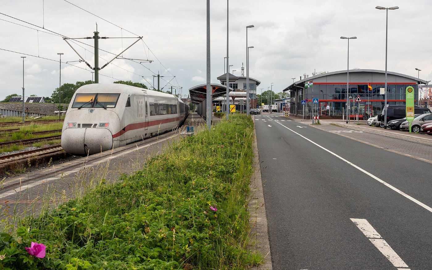 Bahnhof Emden Außenhafen mit ICE und Fährhaus der Borkumfähre (2024)