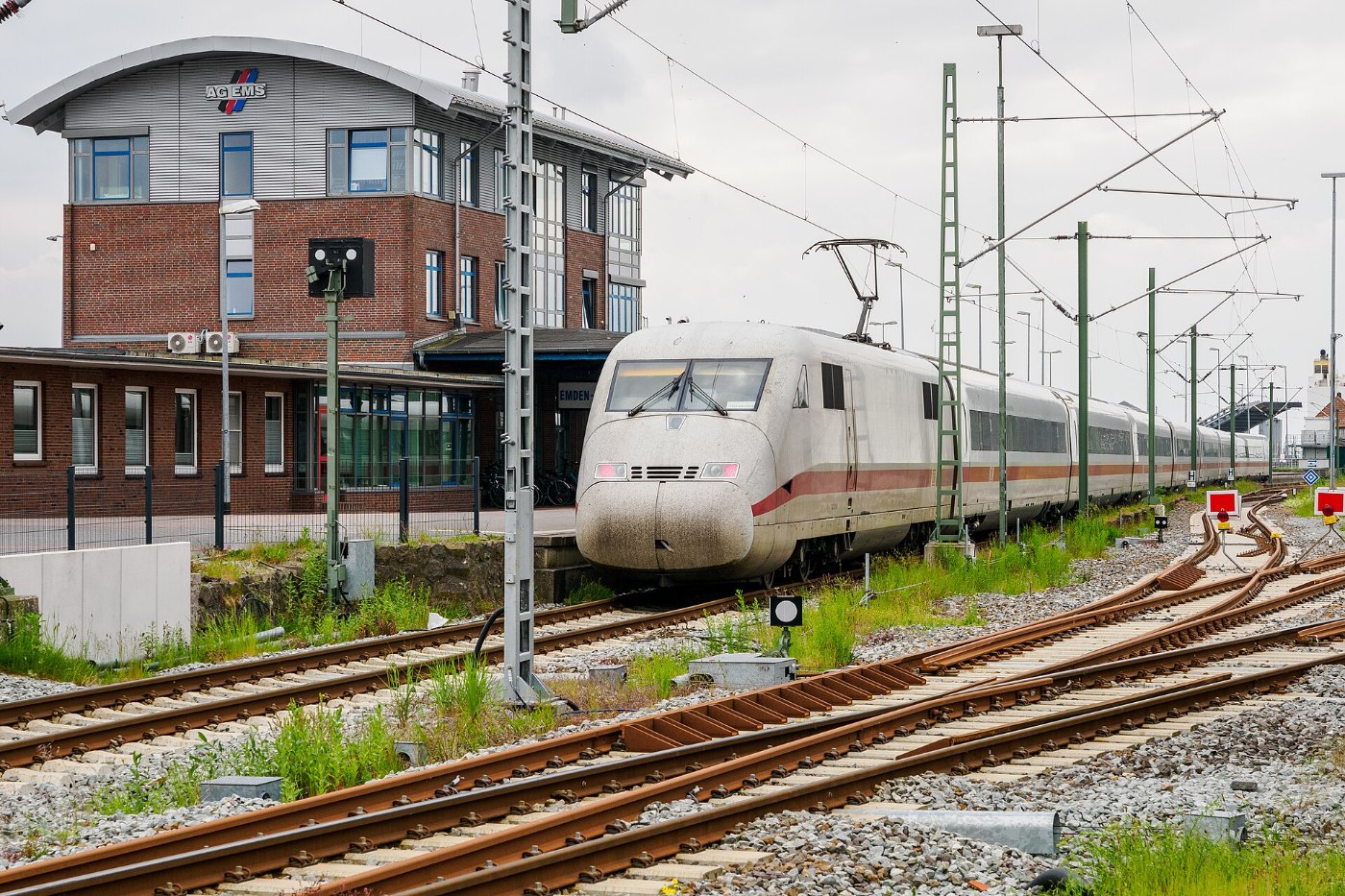 Bahnhof Emden Aussenhafen mit ICE 2 im Mai 2024