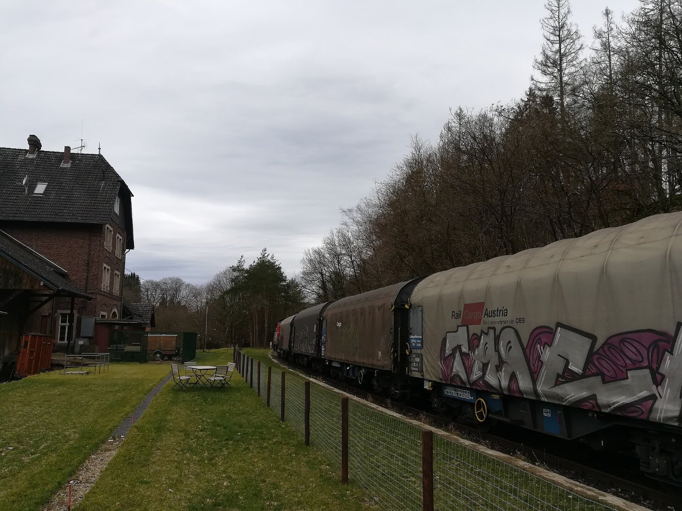 Güterzug im Bahnhof Seifen Westerwald 2020 02 22 Seitenansicht