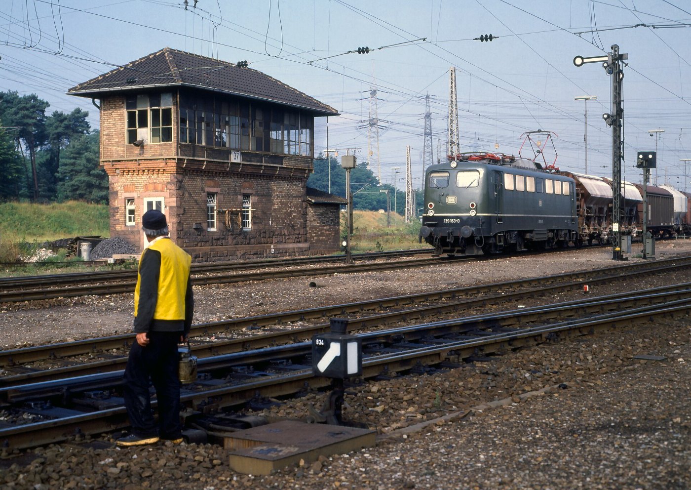 139 163 mit Güterzug in Mannheim Rangierbahnhof
