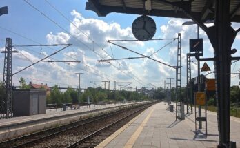 Bahnhof Rendsburg mit Blick auf die Eisenbahn Hochbrücke über den Nord O