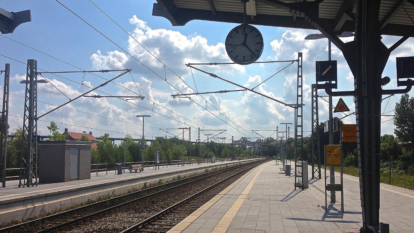 Bahnhof Rendsburg mit Blick auf die Eisenbahn Hochbrücke über den Nord O
