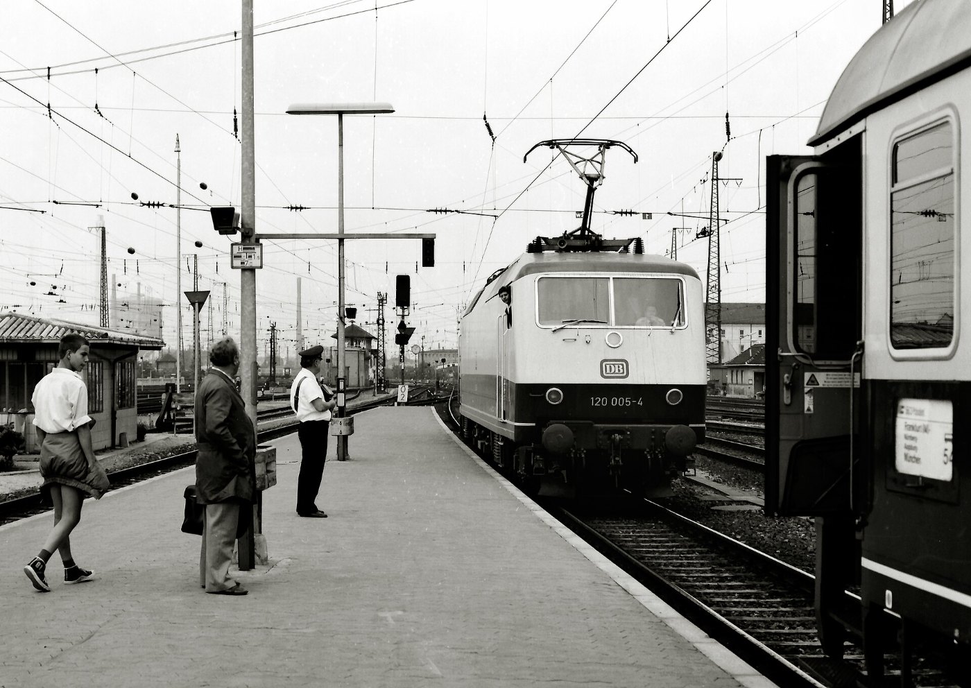 120 005 mit IC 563 in Nürnberg Hbf