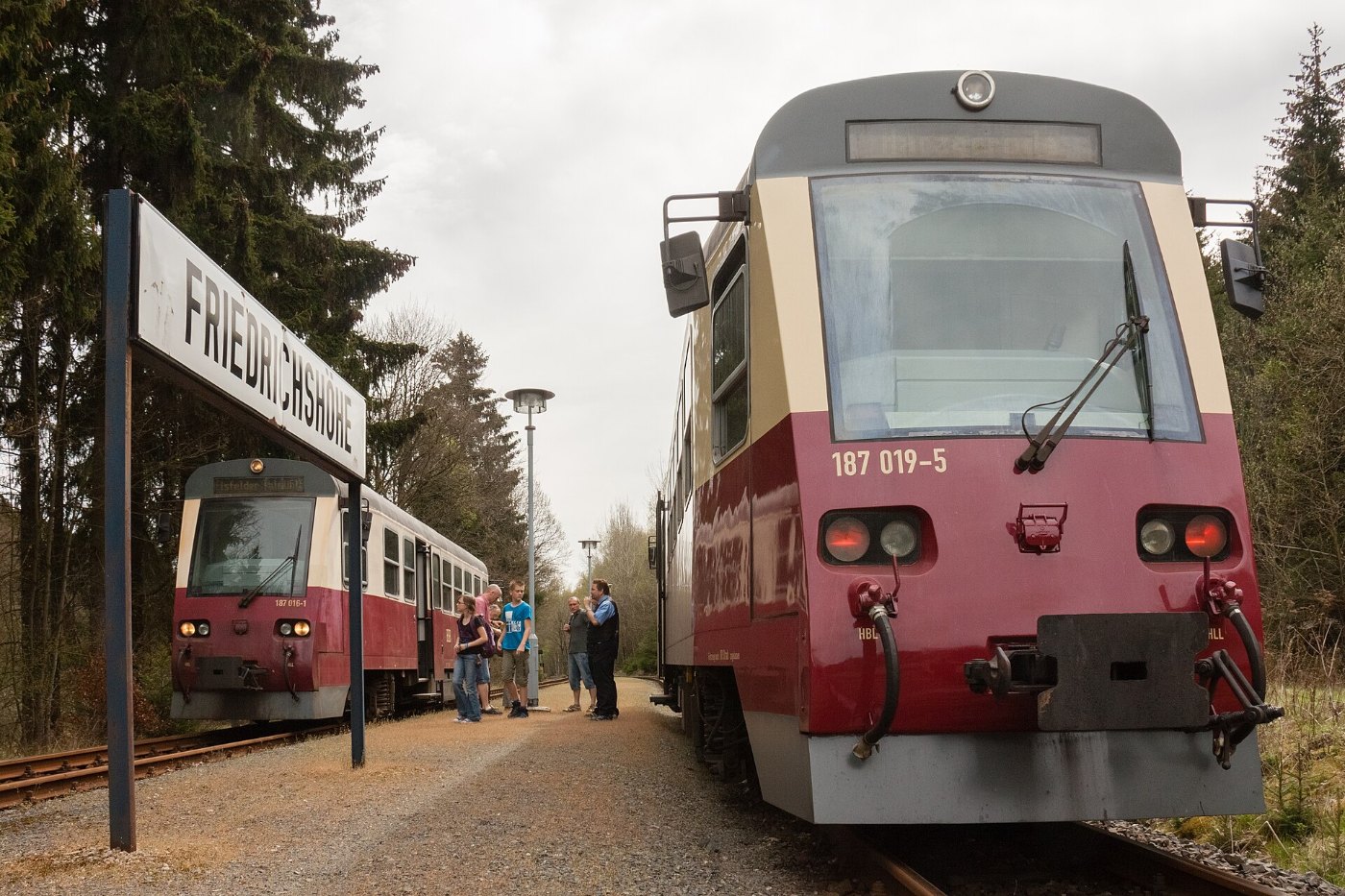 Triebwagen Kreuzung in Friedrichshöhe