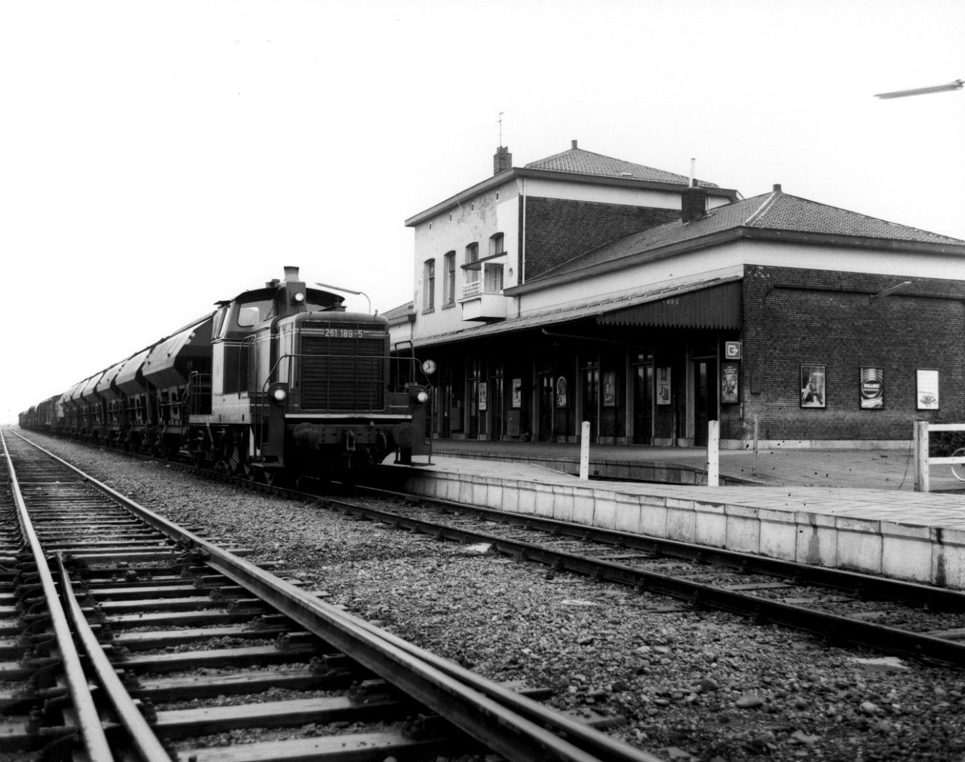 HUA Gezicht op de perronzijde van het NS station Nieuweschans te Nieuwes