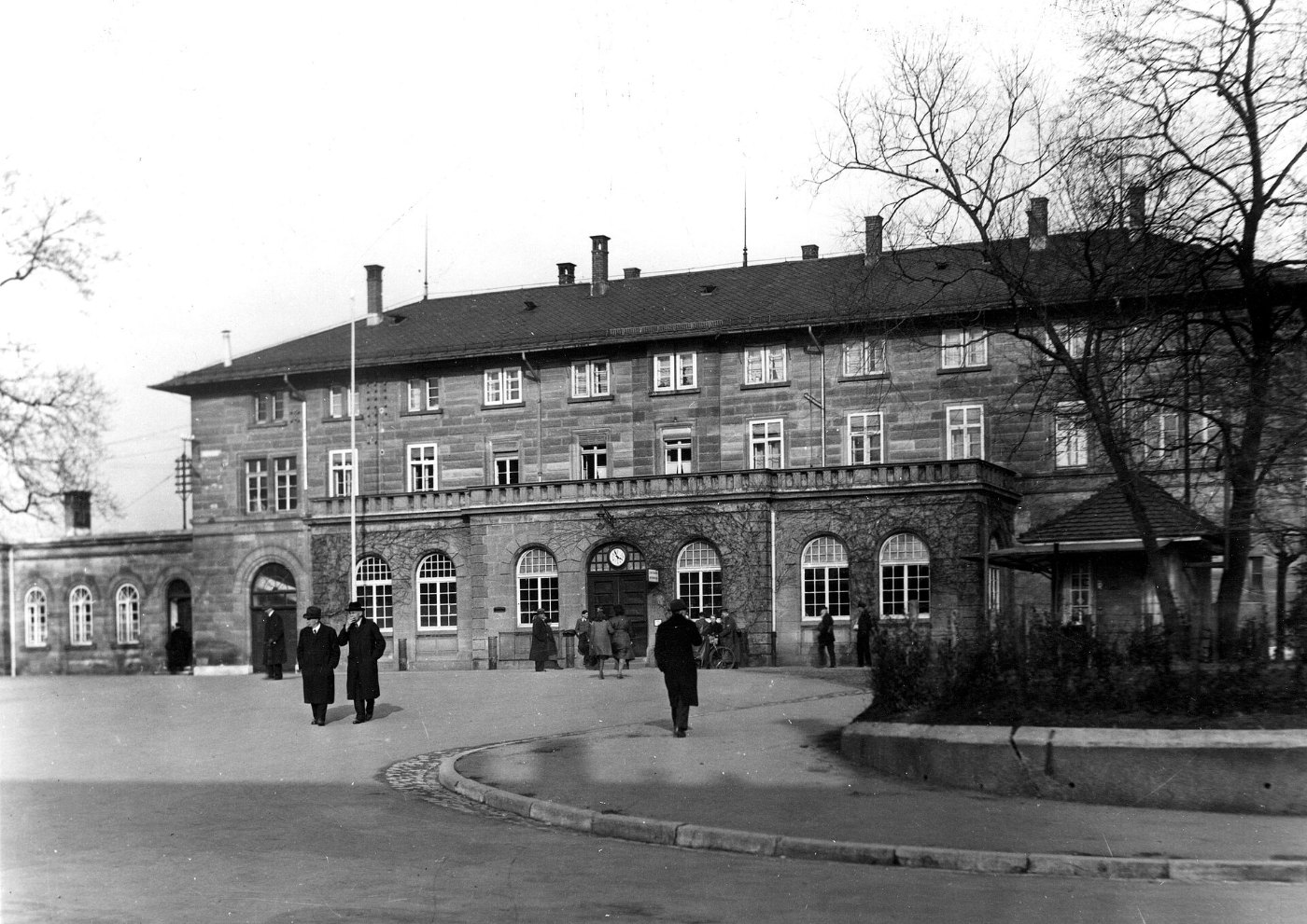 Aalen Empfangsgebäude Bahnhofsvorplatz Reisende LABW Staatsarchiv Ludwig