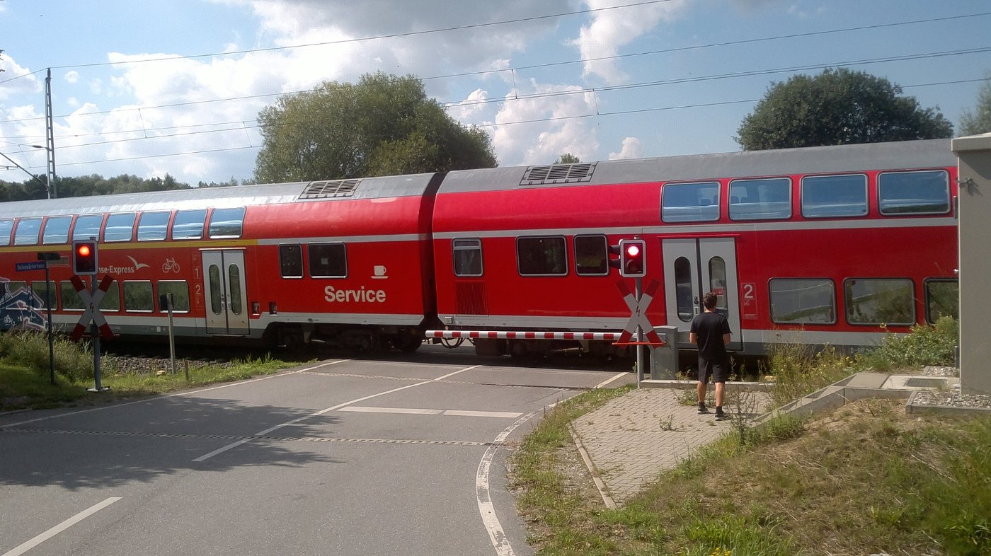 RE der DB Regio Richtung Rostock am Bahnübergang Sildemow
