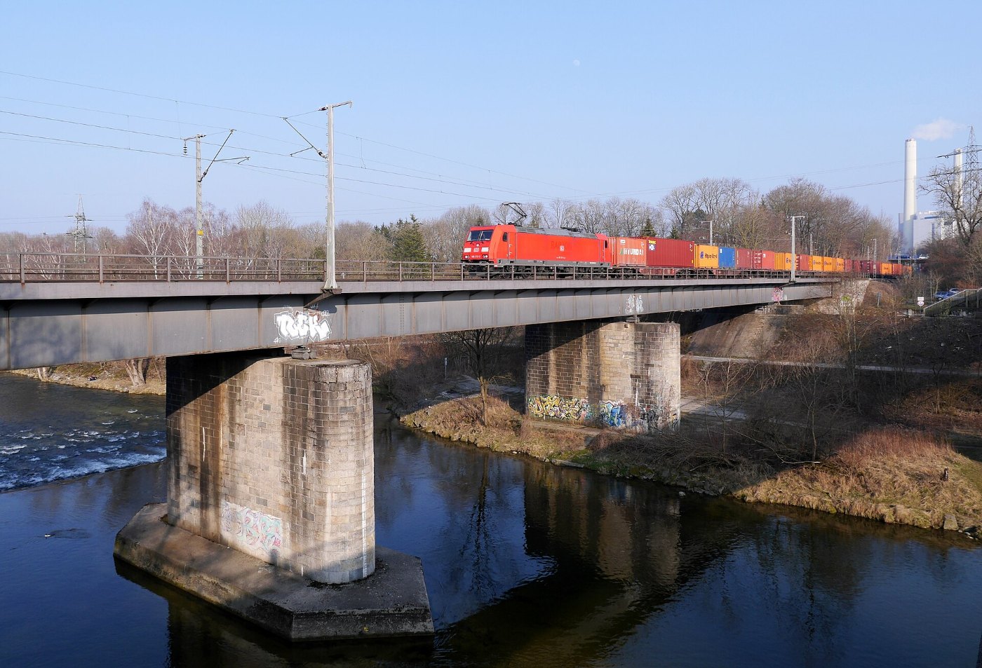 Föhringer Eisenbahnbrücke mit 185 272 (2016)