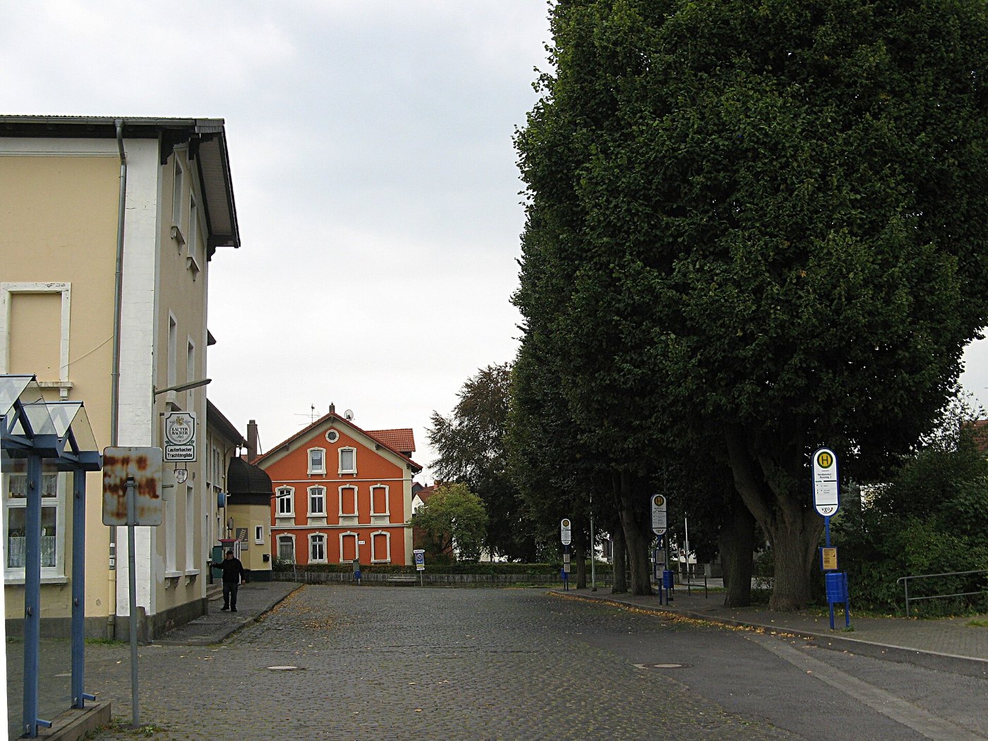 DE HE 65949 Bahnhof Vorplatz