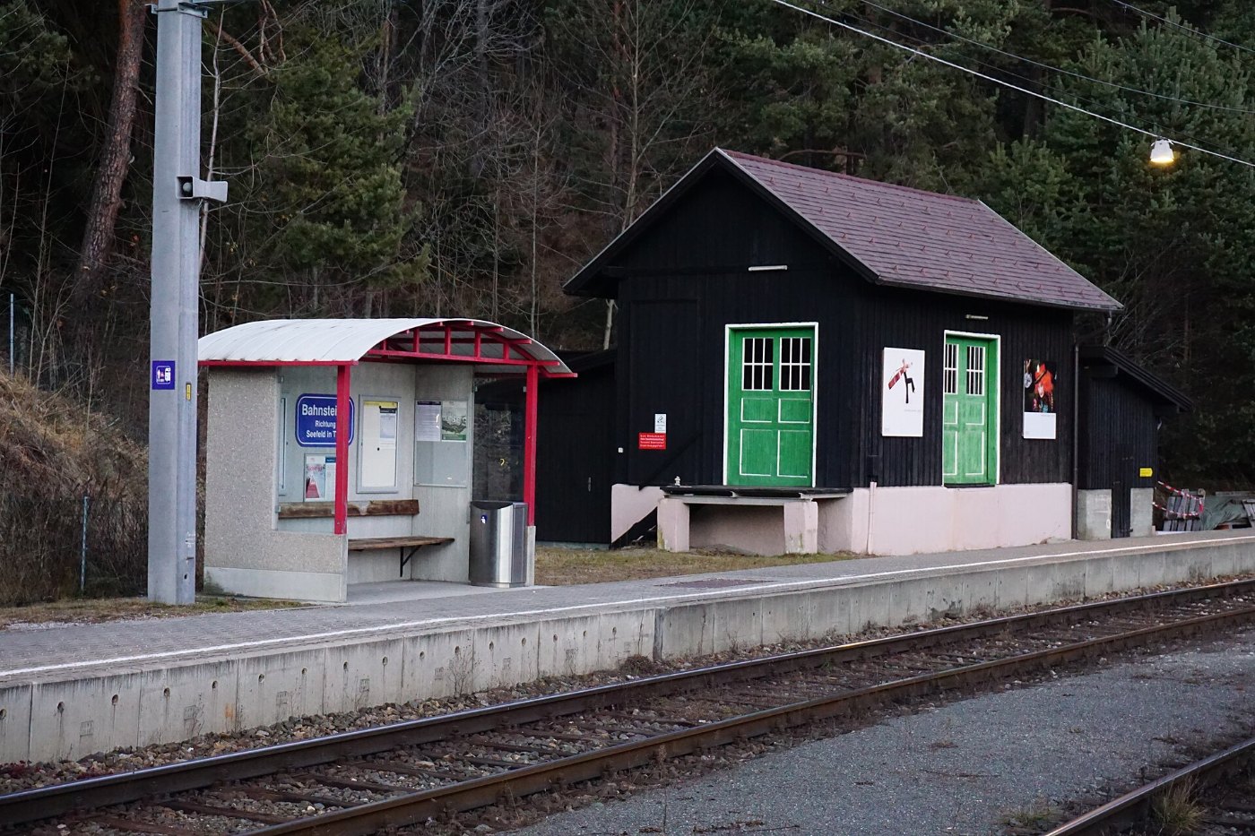 Bahnhof Hochzirl Wartehäuschen