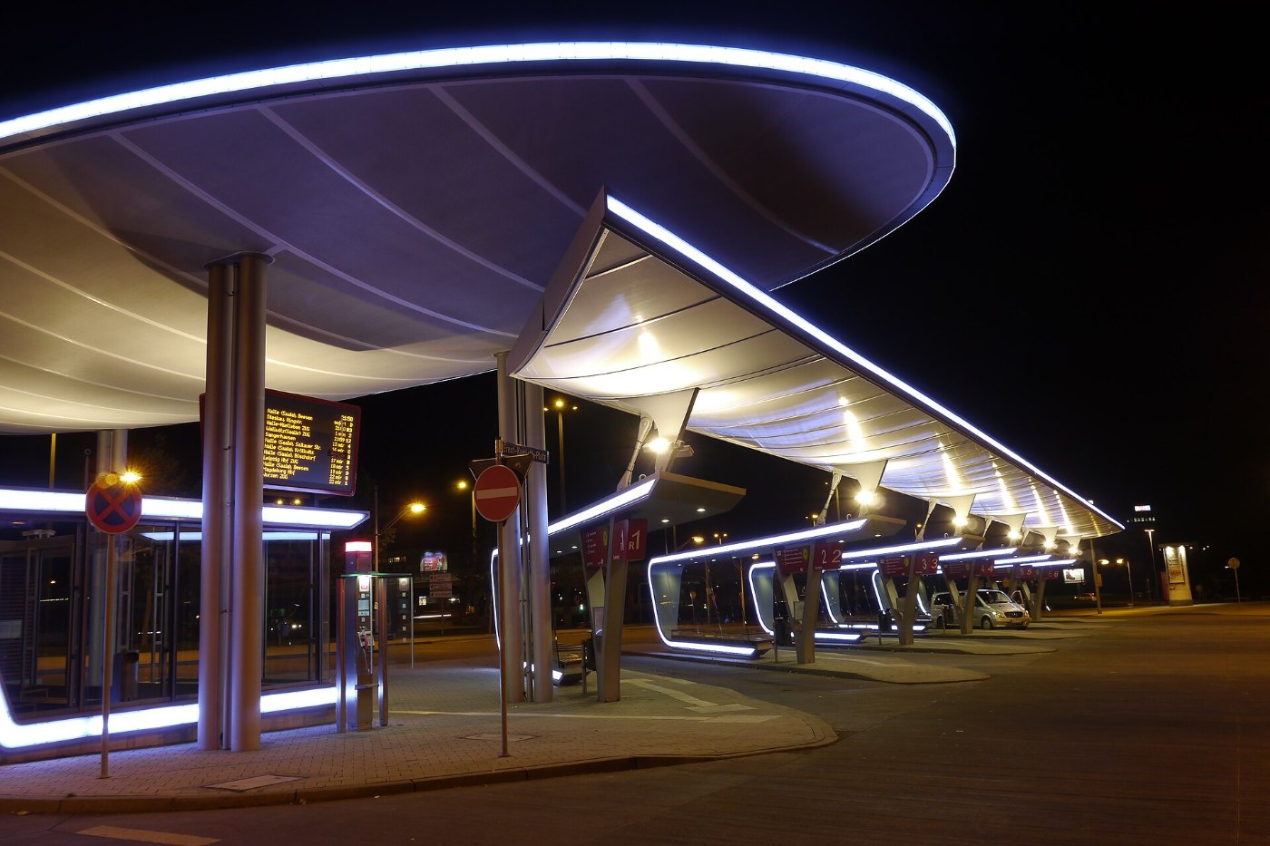 Busbahnhof Halle Ernst Kamieth Platz Nähe Hauptbahnhof Halle (Saale) pan