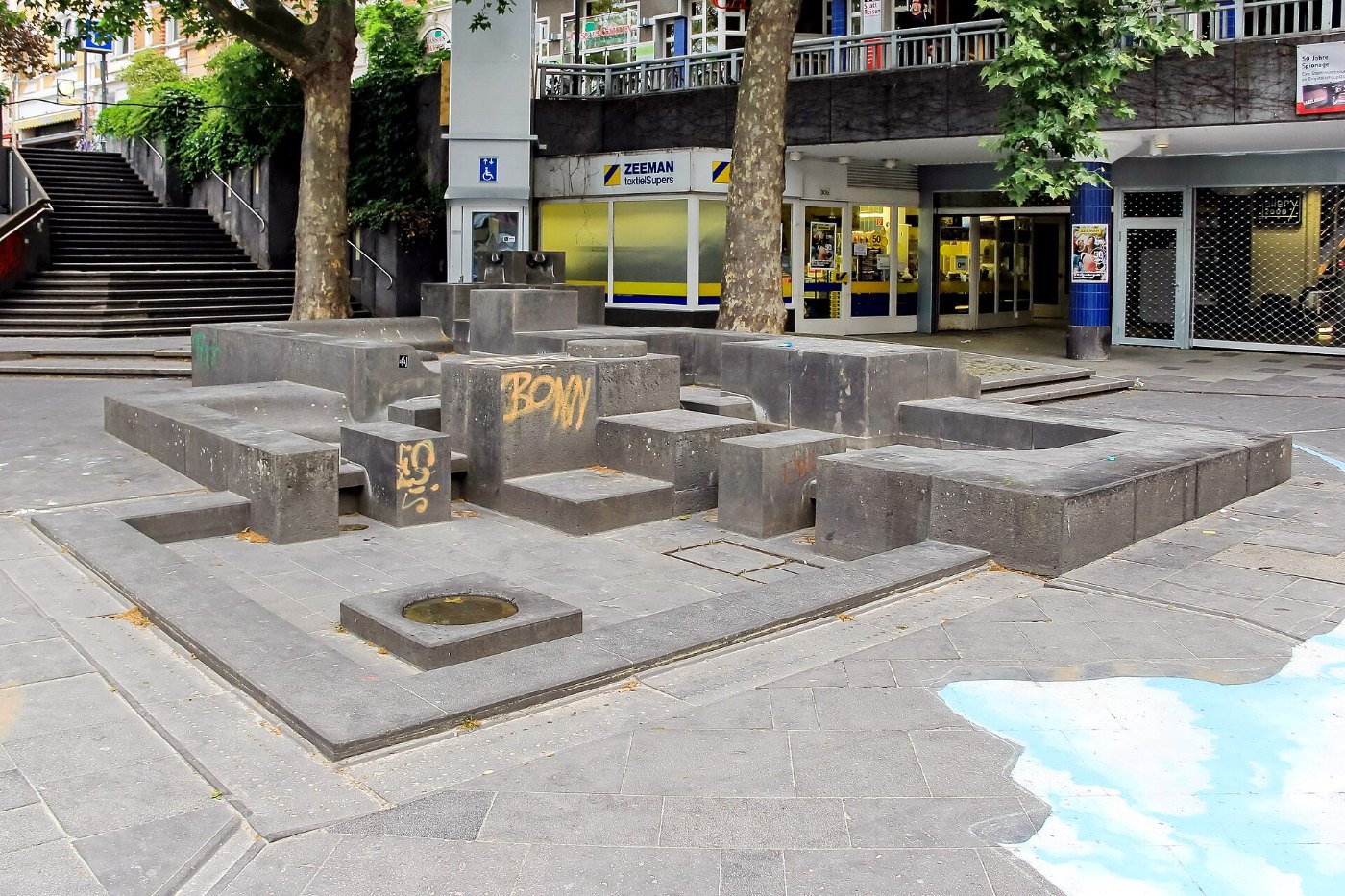 2017 05 30 bonn bahnhofsvorplatz brunnen 03