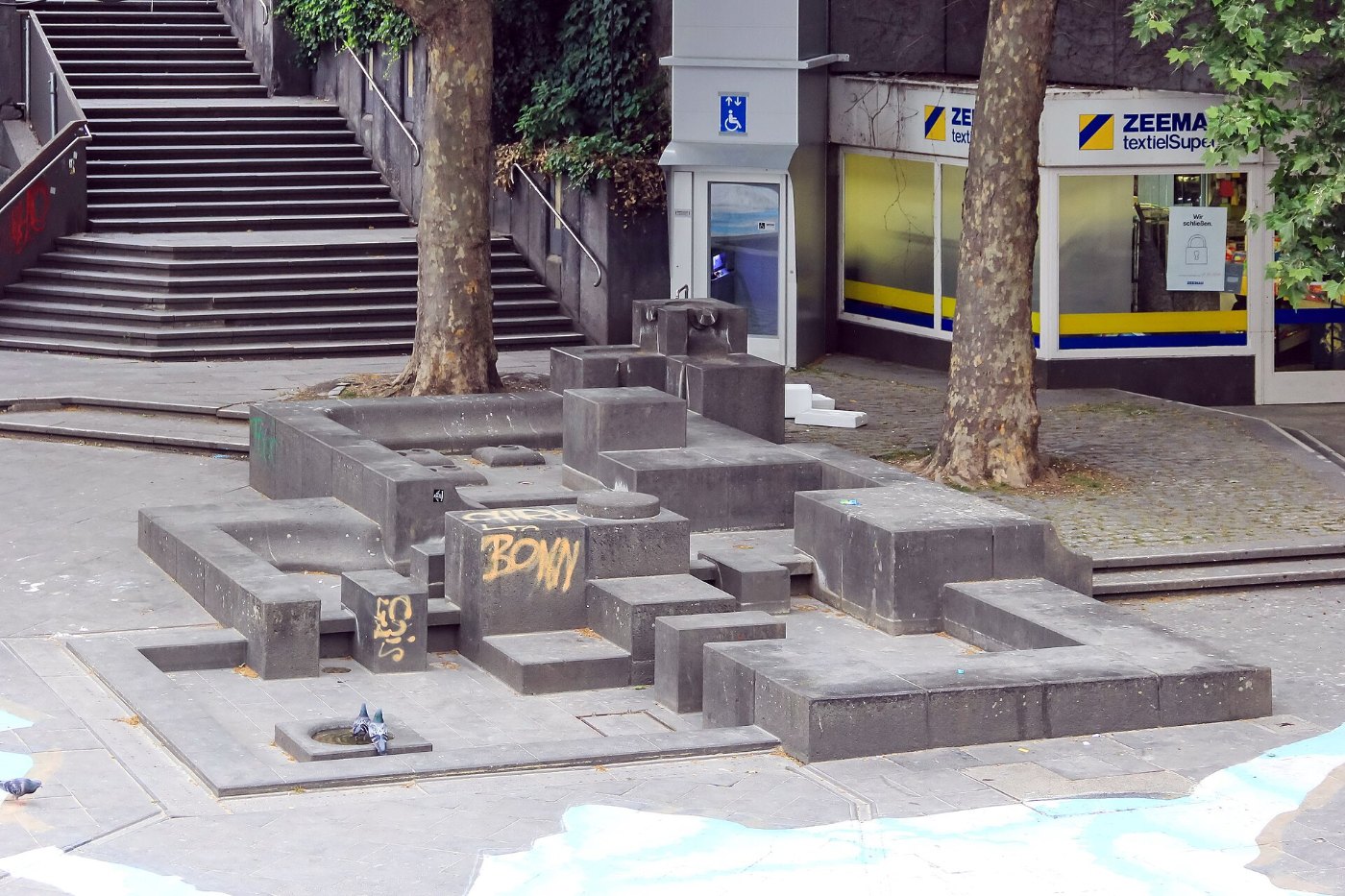 2017 05 30 bonn bahnhofsvorplatz brunnen 01