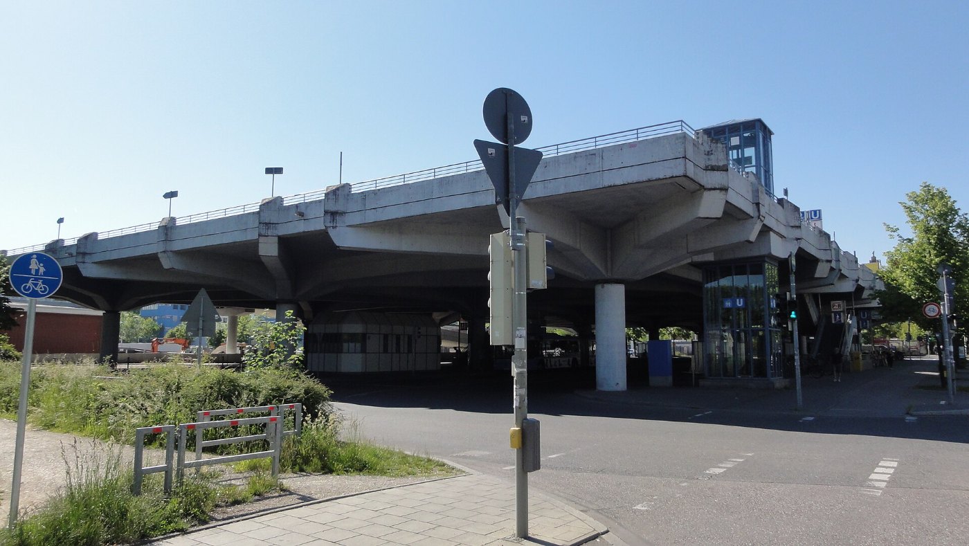 München — Aidenbachstr. (Parkhaus und Busbahnhof)