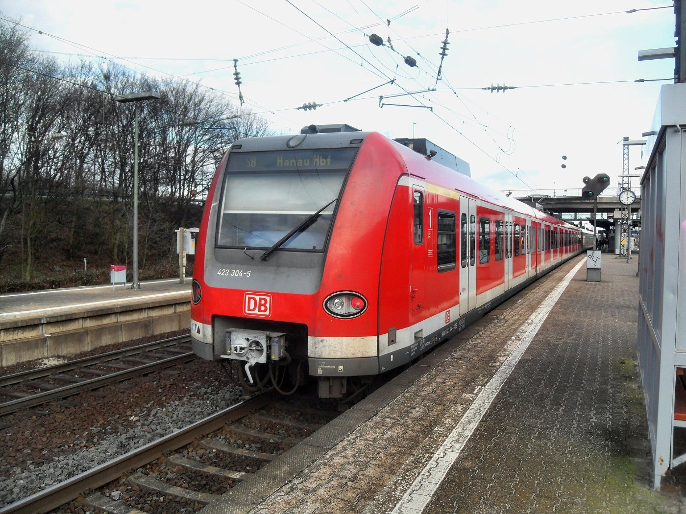 Bischofsheimer (Mainspitze) Bahnhof auf Bahnsteig zu Gleis 2 Richtung Fr