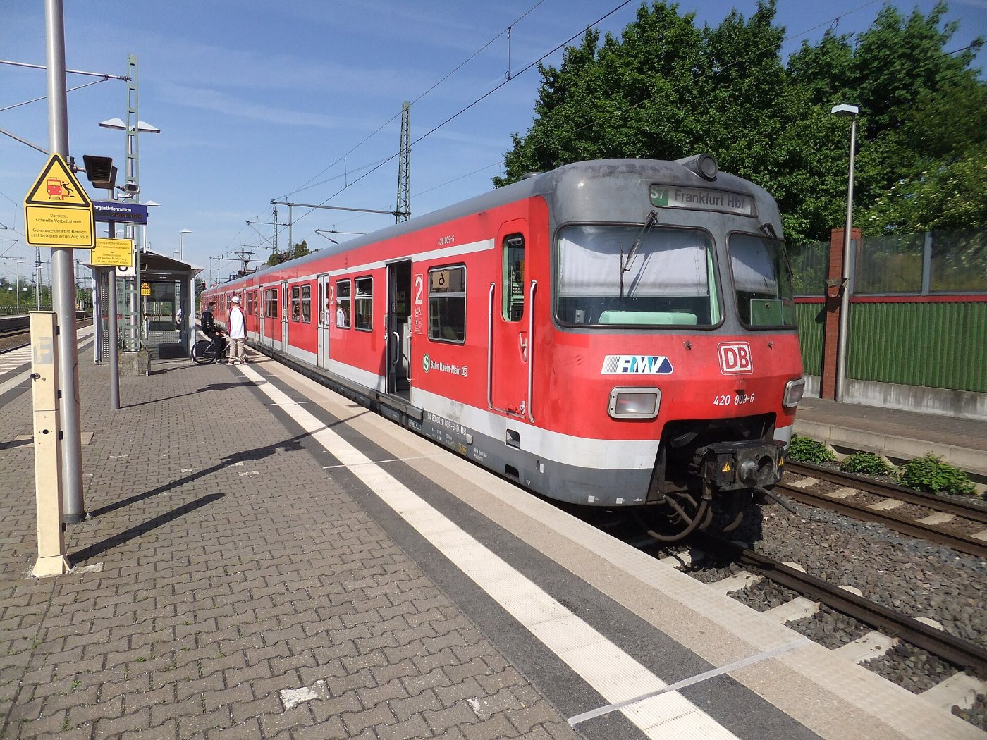 Riedstadt Goddelauer Bahnhof auf Bahnsteig zu Gleis 2 Richtung Frankfurt
