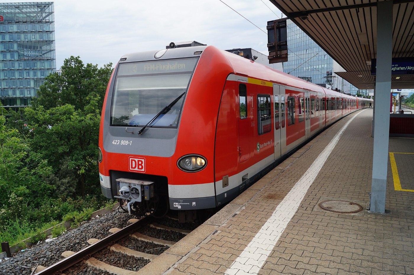 Frankfurt Niederrader Bahnhof auf Bahnsteig zu Gleis 4 Richtung Frankfur