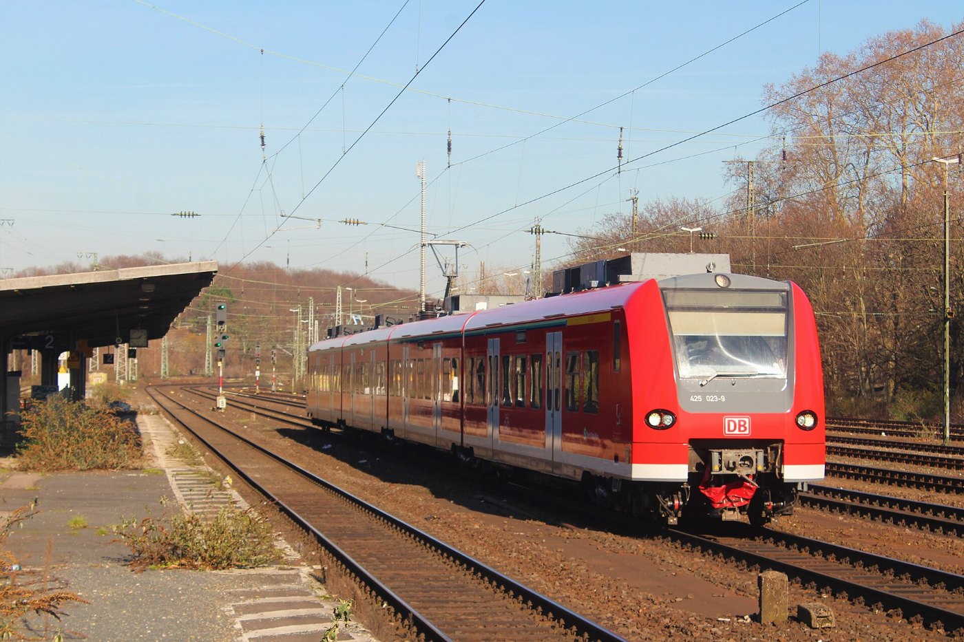 425 023 der S Bahn Rhein Main in Köln West Anfang Februar 2019