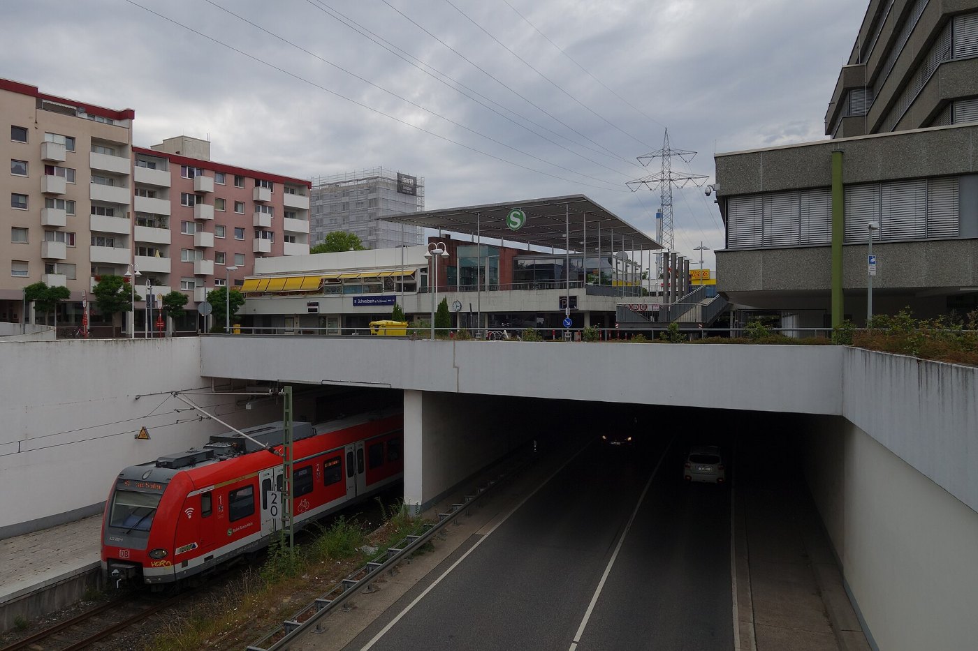 DSC09438 S Bahn Station Schwalbach Limes