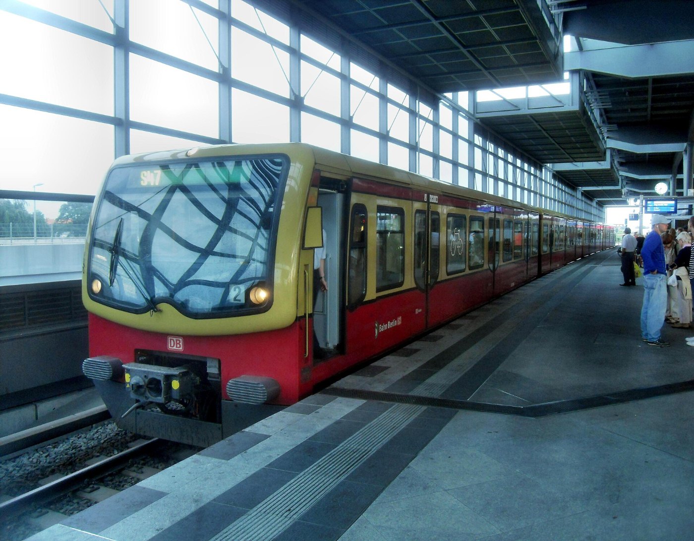 Berlin Bahnhof Südkreuz auf Bahnsteig zu Gleis 11 S Bahn Berlin DBAG Bau