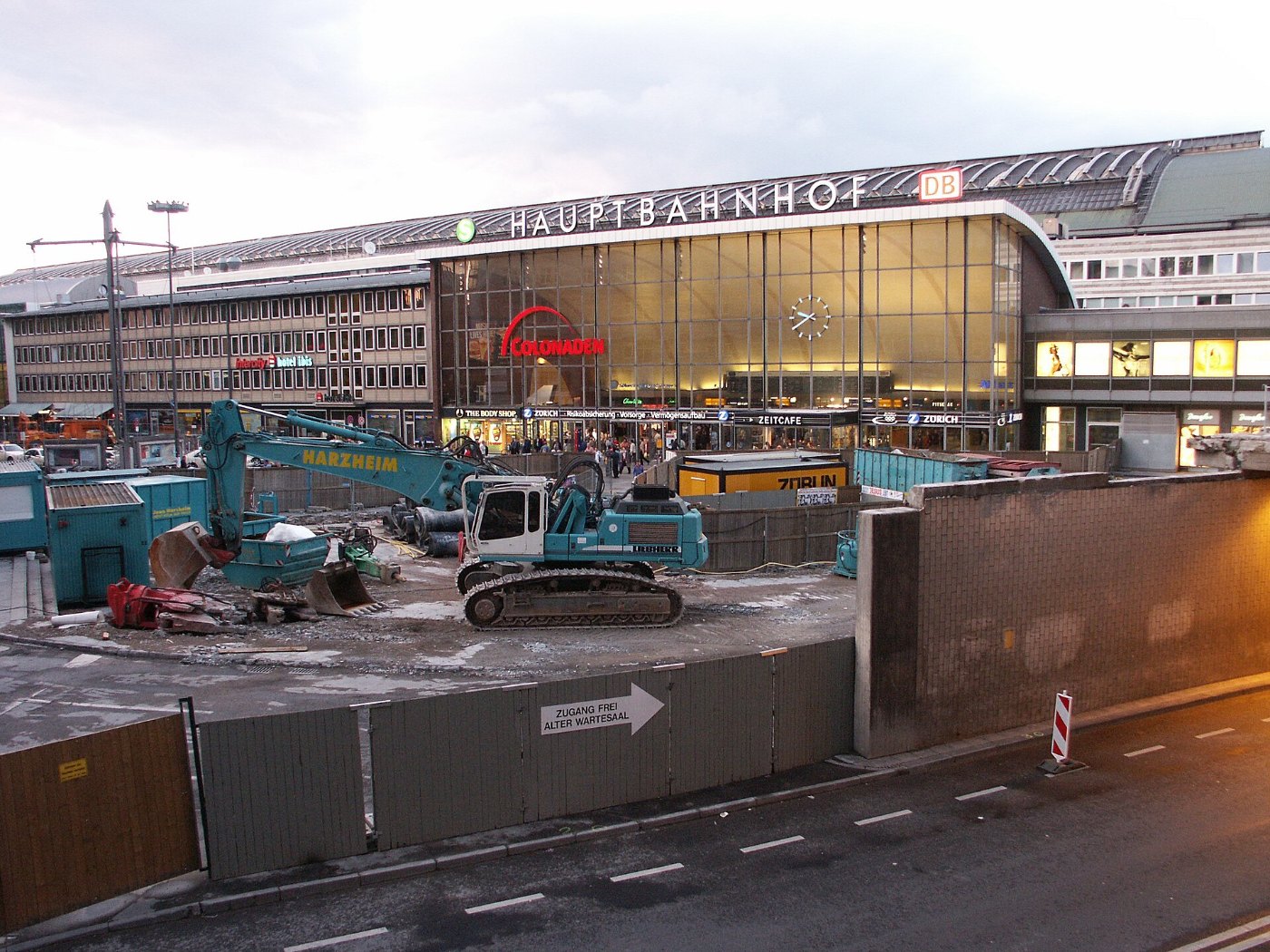 2004 Bau des Bahnhofvorplatz by Niederkasseler panoramio
