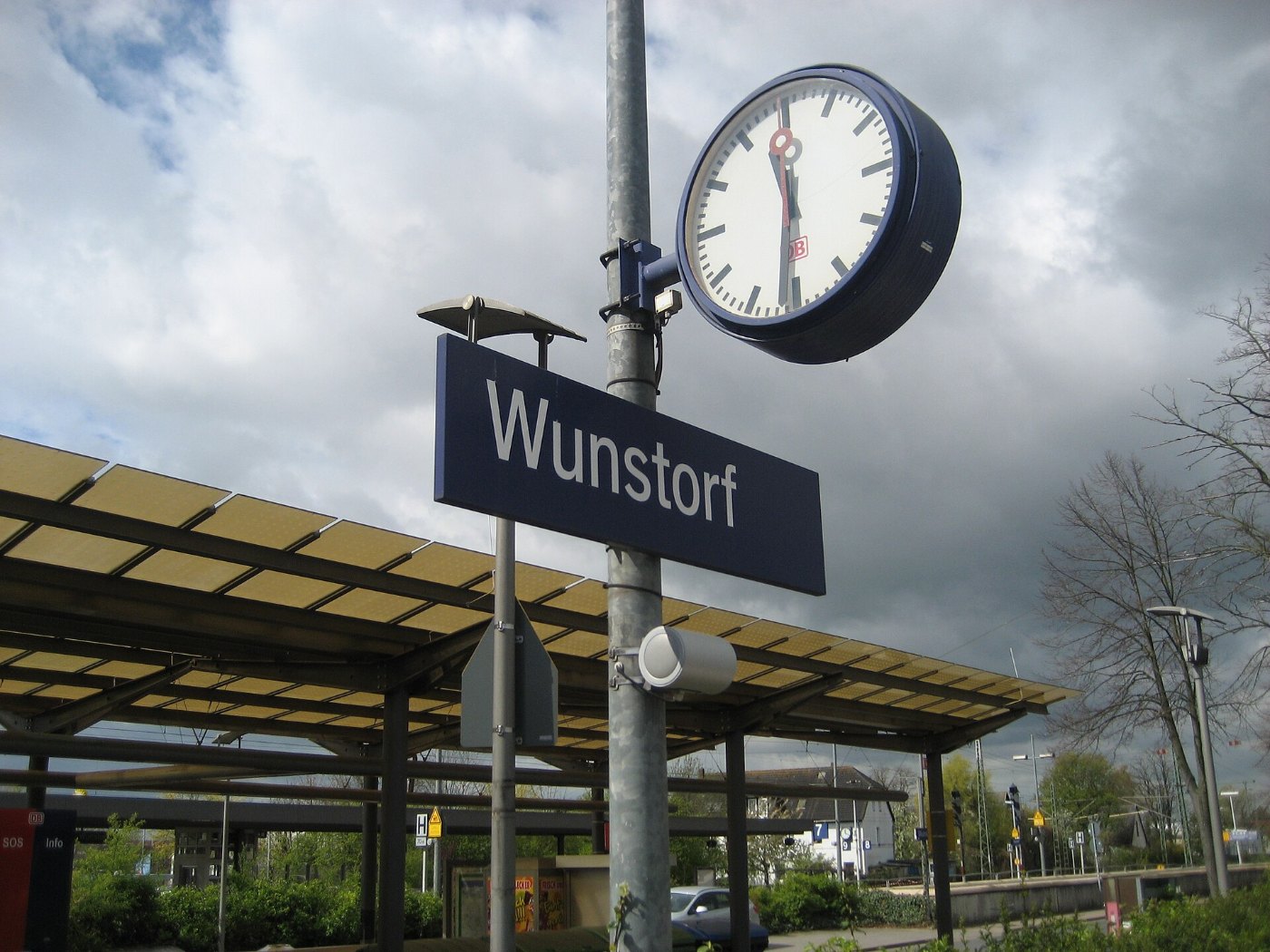 Wunstorf • Bahnhofsschild und Bahnhofsuhr