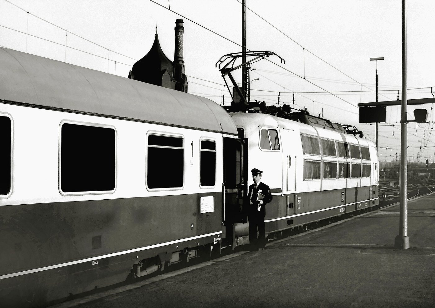 103 169 mit IC 120 in Wiesbaden Hbf