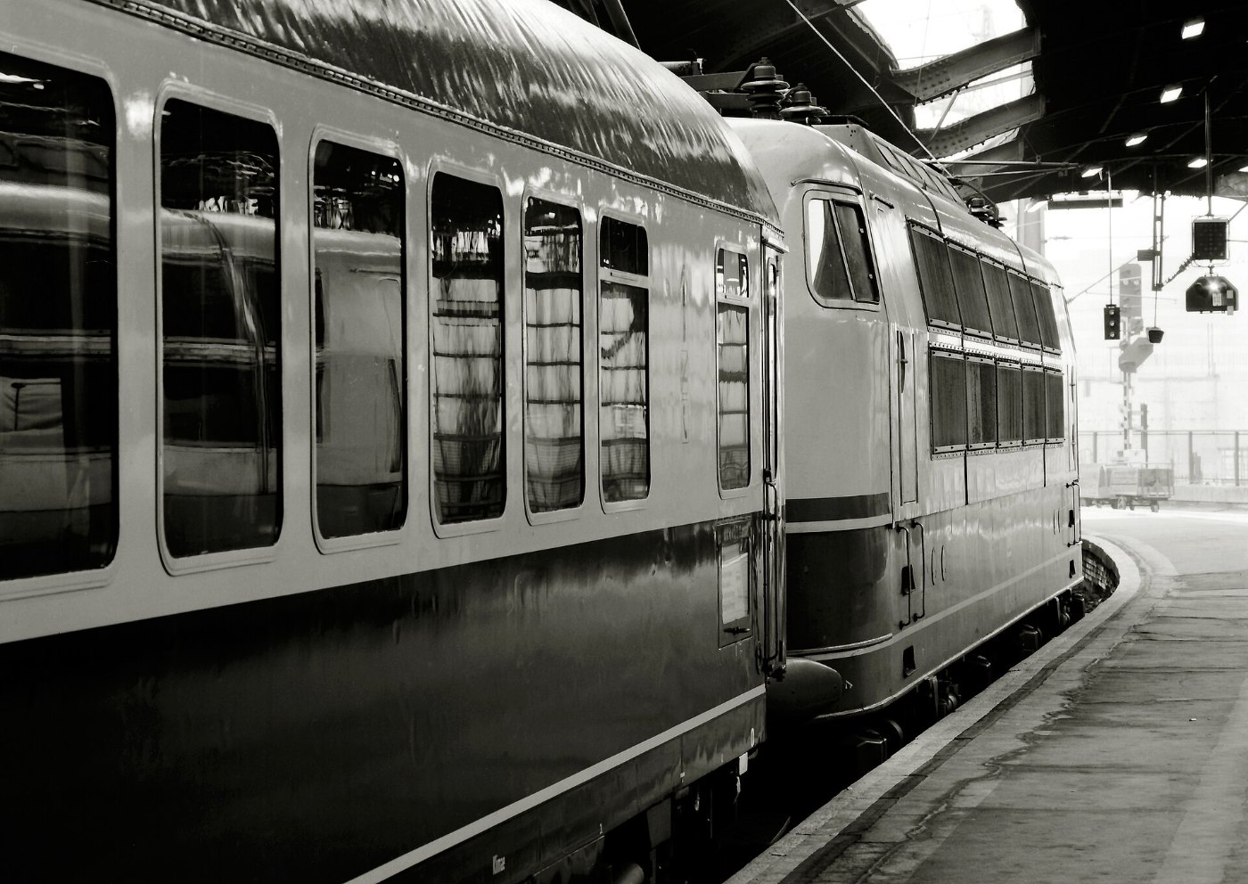 103 mit Intercity in Köln Hauptbahnhof